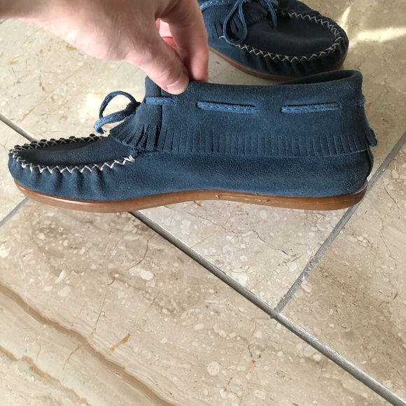 *SOLD* SoftMoc blue suede moccasins with white detail stitching - Picture 2 of 9
